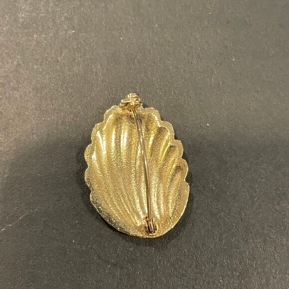 Vintage MCM gold tone Clam shell sea shell cockle french hook pin brooch texture - Picture 5 of 10